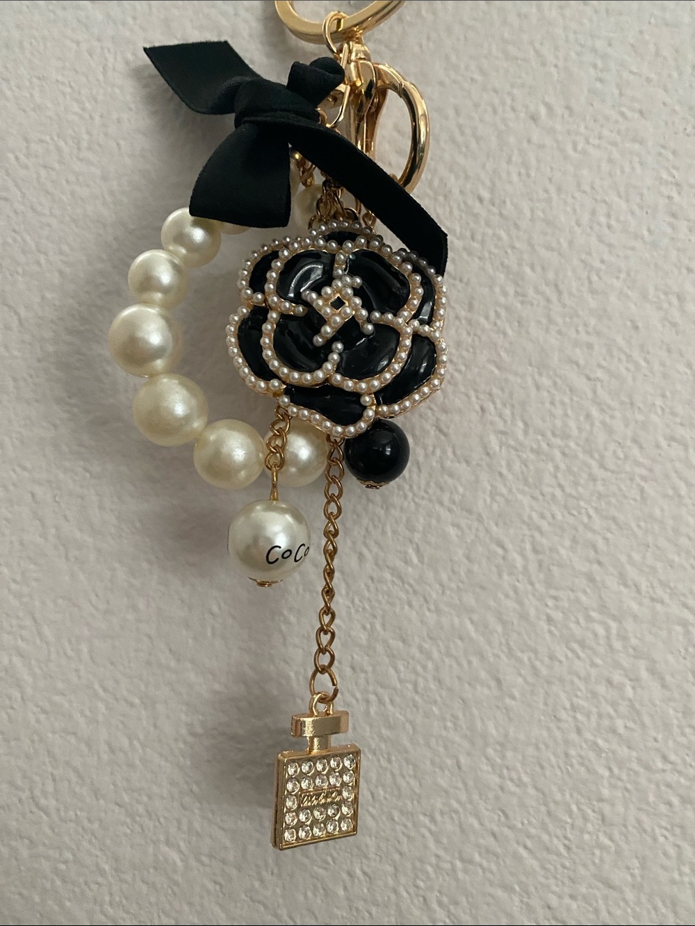 Pearl & Black Flower Charm Keychain - Women Accessories - Picture 2 of 4